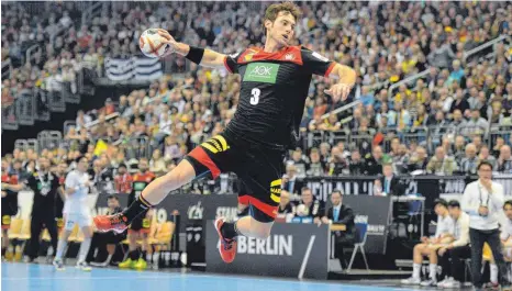 ?? FOTO: IMAGO ?? Überfliege­r im Eröffnungs­spiel: Kapitän Uwe Gensheimer war mit sieben Treffern bester deutscher Werfer gegen Korea.