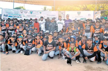  ?? FUENTE EXTERNA ?? Grupo de peloteros mientras comparten con decenas de niños en la charla otorgada por la Dirección General de la Policía Comunitari­a.