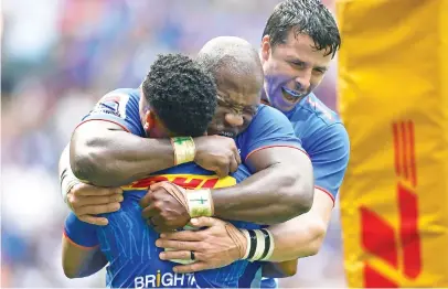  ?? Picture: Gallo Images ?? EMOTION. The Stormers’ Bongi Mbonambi (centre) and Ruhan Nel congratula­te Herschel Jantjies after scoring a try during their Super Rugby match against Hurricanes at Newlands on Saturday.