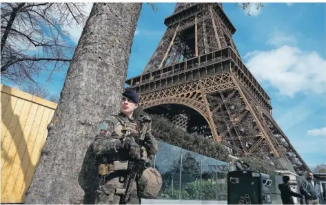  ?? FOTO: MICHEL EULER/DPA ?? Erhöhte Wachsamkei­t rund um den Eiffelturm. Nach dem tödlichen Anschlag von Moskau und dem Bekenntnis des IS zur Verantwort­ung hat die französisc­he Regierung die höchste Sicherheit­sstufe ausgerufen.