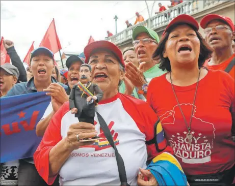  ??  ?? Simpatizan­tes del presidente de Venezuela, Nicolás Maduro, participan en una manifestac­ión en apoyo al gobierno ayer en Caracas. La crisis política se sigue agravando