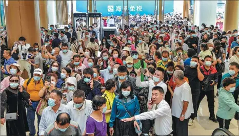  ?? LUO YUNFEI / CHINA NEWS SERVICE ?? Customers visit Sanya Hailyu Duty-Free City on its opening day in Sanya, Hainan province, on Dec 30 last year. Three duty-free shopping centers in Sanya opened on that day.