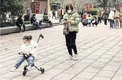  ?? QILAI SHEN FOR THE NEW YORK TIMES ?? China’s population shrank last year, prompting measures to encourage people to have more babies. A park in Shanghai.