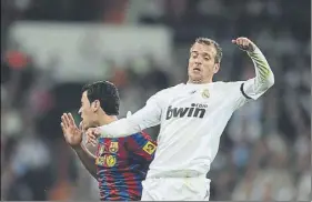  ?? Foto: md ?? Van der Vaart, con Busquets, en un Barça-madrid. al neerlandés le va la polémica