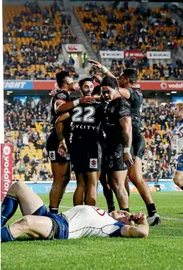  ?? GETTY IMAGES ?? The Warriors celebrate a Ken Maumalo try against the Bulldogs on Friday night.