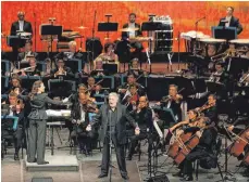  ?? FOTOS: DPA ?? Vor Kurzem noch kritisch beäugt, inzwischen längst Usus: Die US-amerikanis­che Dirigentin Marin Alsop (re.) oder die mexikanisc­he Dirigentin Alondra de la Parra (li.), die ein Konzert mit dem spanischen Tenor Placido Domingo dirigiert.