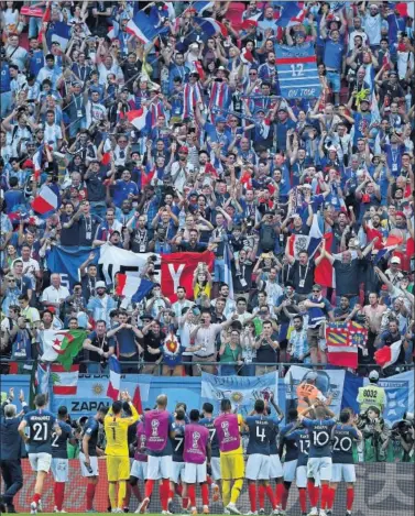  ??  ?? FELICIDAD. Hinchada y equipo celebraron el pase a la siguiente ronda del Mundial.