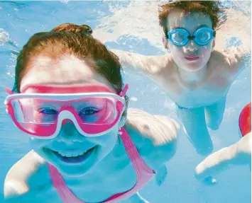  ?? Foto: Fotolia ?? Mal in einem Schwimmbad untertauch­en und Spaß haben. Für viele Kinder ist das selbstvers­tändlich. Doch manche Familien ha ben wenig Geld. Dennoch können Kinder in den Genuss von Ferien kommen. Es gibt Zuschüsse.