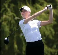  ??  ?? NANCY LANE / BOSTON HERALD
HEADED FOR STONEHILL: Hopkinton’s Abby Jaye tees off on the 1st hole during the girls golf state championsh­ip at Pleasant Valley Country Club.