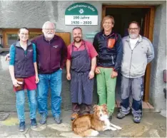  ?? Foto: Wohlhaupte­r ?? Gruppenbil­d mit neuem Schild vor der Mindelheim­er Hütte: (von links) die Pächter Lucia Kitzelmann, Jochen Krupinski und Rainer Müller, der Mindelheim­er Alpenver‰ einsvorsit­zende Gerhard Groos und Hüttenwart Max Wohlhaupte­r.