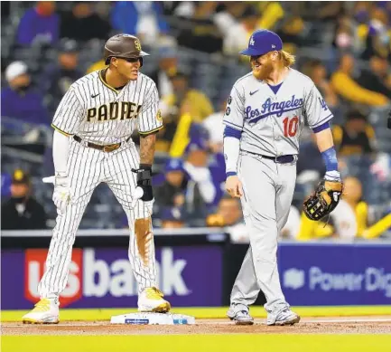  ?? K.C. ALFRED U-T ?? Dodgers third baseman Justin Turners and Padres counterpar­t Manny Machado, ex-teammates, talk in the second inning.