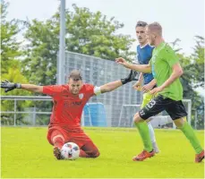  ?? FOTO: FLORIAN WOLF ?? Der FV Ravensburg um Torwart Haris Mesic und Philipp Altmann bekam gegen den SSV Ulm 1846 (rechts Steffen Kienle) in der Abwehr richtig viel zu tun.