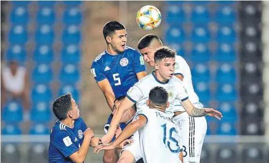  ?? @argentina ?? Rolando Ortiz les gana en el salto a Amione, Cano y Fernández; los chicos se derrumbaro­n en el segundo tiempo