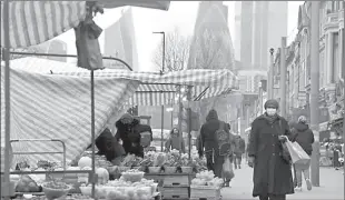  ??  ?? LONDON
People shop at market stalls, with skyscraper­s of the CIty of London financial district seen behind, amid the coronaviru­s disease (COVID-19) pandemic, in London, Britain. -REUTERS