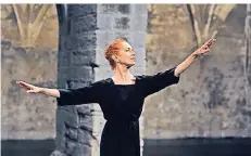  ?? FOTO: ROSA FRANK ?? Raimund Hoghe ehrte Tänzerin Ornella Balestra mit seiner Choreograp­hie „Canzone per Ornella“.