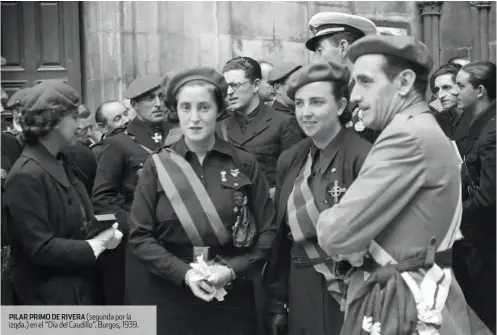 ??  ?? PILAR PRIMO DE RIVERA (segunda por la izqda.) en el “Día del Caudillo”. Burgos, 1939.