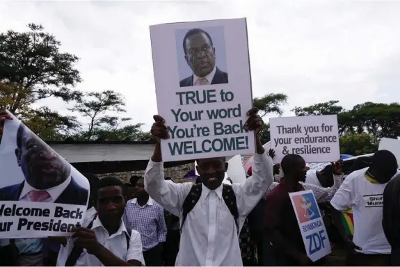  ??  ?? SIPHIWE SIBEKO | AFP Emmerson Mnangagwa chegou ontem ao Zimbabwe e foi recebido por centenas de apoiantes na capital Harare depois de passar uns dias na África do Sul