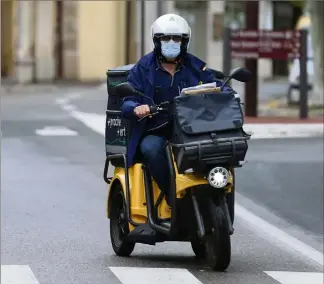  ?? (Photo d’illustrati­on Sébastien Botella) ?? En reculant la prise de service des facteurs, La Poste a instauré une pause méridienne.