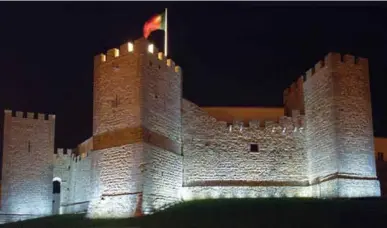  ??  ?? Le sud du Portugal regorge de plages fabuleuses, dont celle-ci, située à quelques minutes de la maison des Deltell.
La muraille du Château de Loulé, la nuit : un projet d’éclairage réalisé par André Deltell.