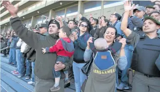  ?? Foto: Ricardo Pristupluk ?? Gendarmes y sus familiares, ayer, en el edificio Centinela