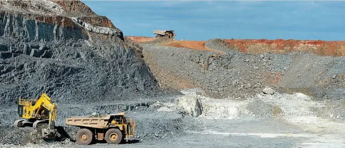  ?? ?? Una excavadora y un camión volquete operan en una mina de litio en las afueras de Widgiemool­tha, Australia.