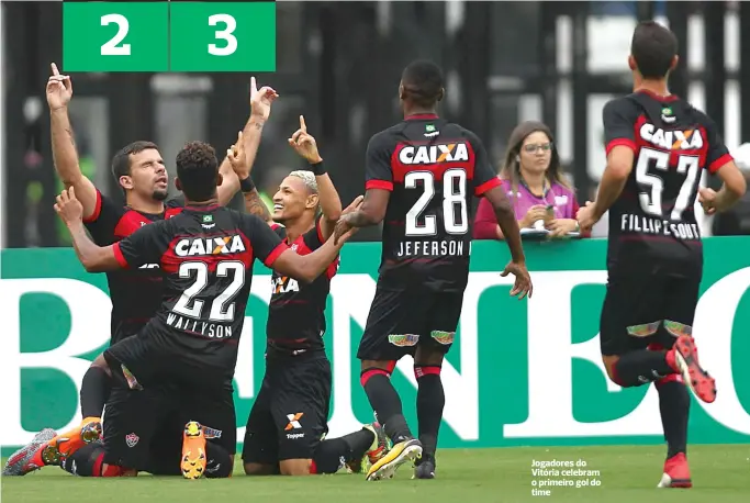  ??  ?? Jogadores do Vitória celebram o primeiro gol do time