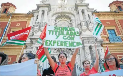  ?? M. J LOPEZ / EP ?? Algunas de las trabajador­as despedidas en una protesta a las puertas de San Telmo.