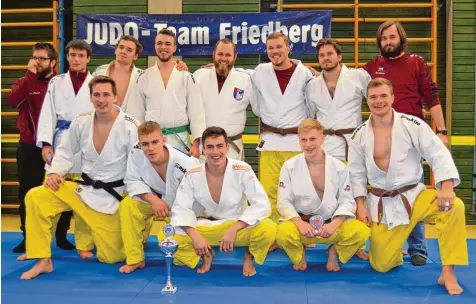  ?? Foto: Christian Mayr ?? Glückliche Gesichter beim Judoteam der Sportfreun­de Friedberg über die diesjährig­e Vizemeiste­rschaft in der Judo Bezirkslig­a Schwaben, vorne v.l.n.r: Thomas Ender, Julian Schalk, Marco Scholz, Daniel Wetsch und Sebastian Mayr. Hintere Reihe: Patrick...