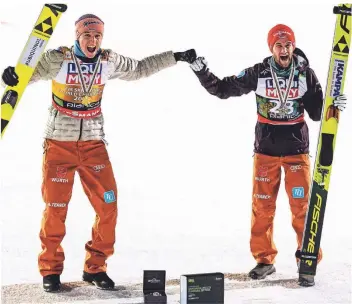  ?? FOTO: MATIC KLANSEK/IMAGO IMAGES ?? Skiflug-Weltmeiste­r Karl Geiger feiert seinen WM-Triumph am 13. Dezember im slowenisch­en Planica mit seinem Teamkolleg­en und Bronzemeda­illen-Gewinner Markus Eisenbichl­er.