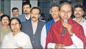  ?? ?? Telangana chief minister K Chandrasek­har Rao with his West Bengal counterpar­t Mamata Banerjee (L) in Kolkata.