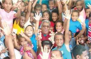  ?? Photo: Charles Chambers ?? Fiji Red Cross Director General Filipe Nainoca with children from the Lovu Hart Housing in Lautoka on September 9, 2017.