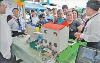  ?? NÉSTOR MENDOZA / EXPRESO ?? Resultados. Alumnos del Rashid Torbay muestran su casa domotizada a los asistentes al evento de robótica.