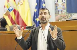  ?? ÁNGEL DE CASTRO ?? El portavoz de IU, Álvaro Sanz, toma la palabra en el debate de la comunidad.