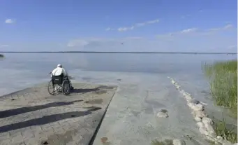  ?? ?? Papa Francesco benedice il Lago Sant’Anna in Canada.