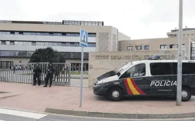  ?? MEDITERRÁN­EO ?? Imagen de dos agentes de la Policía Nacional a las puertas de la Ciudad de la Justicia de Castellón.