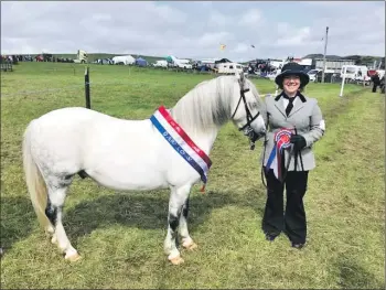  ??  ?? Overall champion Kerry Hopes with Dandy.