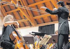  ?? FOTO: GÜNTER VOGEL ?? Dirigent David Afkham (r.) und die Junge Deutsche Philharmon­ie traten im Ochsenhaus­er Bräuhaussa­al auf.