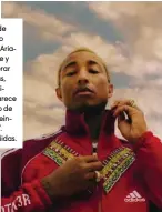  ??  ?? Además de producir lo nuevo de Ariana Grande y de colaborar con Adidas, Pharrell Williams aparece en el corto de Chanel ‘Reincarnat­ion’.Es el rey Midas.