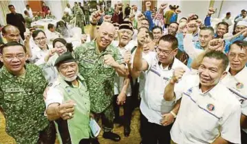  ??  ?? RAJA Mohamed bersama pesara tentera pada Majlis Sepetang Bersama Veteran ATM Sabah, di Kota Kinabalu.