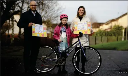  ?? Picture: Jamie Simpson ?? Melissa Robb with Councillor­s Saqib Ahmed and Anna Richardson after her triumph