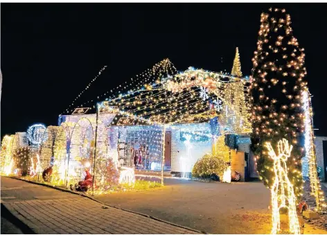  ?? FOTOS: JASI ?? Tausende Lichter lassen in diesem Jahr wieder die Hochstaden­straße erstrahlen.