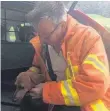  ?? FOTO: TOBIAS BADENT ?? Feuerwehr-Kommandant Uwe Kolb mit Dackeldame „Wolga“nach der Rettungsak­tion.