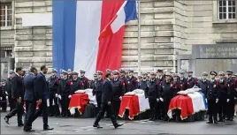  ?? (Photo AFP) ?? Moment solennel, hier, devant les quatre cercueils.
