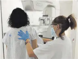  ?? Jordi Morros ?? Una infermera assisteix una dona mentre es fa una mamografia.