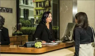  ?? CHRISTIE HEMM KLOK, NEW YORK TIMES ?? Joanna Husk, a veteran concierge at the Grand Hyatt San Francisco, assists a guest at the front desk.