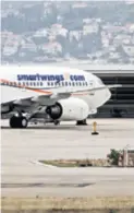  ??  ?? PO KVARTOVIMA Promet se u zračnoj luci Split cijlo vrijeme odvijao redovito