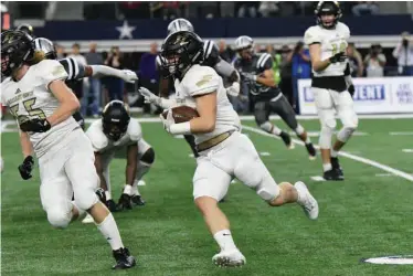  ?? Photo by Kevin Sutton ?? Pleasant Grove’s Bruce Garrett looks downfield after taking a handoff against West Orange-Stark on Friday during the Class 4A, Division II state championsh­ip game at AT&T Stadium in Arlington, Texas. Pleasant Grove won its first state title, 41-21.