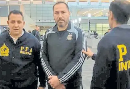  ?? ?? Futbolero. Chacón, con el uniforme de la Selección Argentina, rodeado de policías en el aeropuerto de Doha.