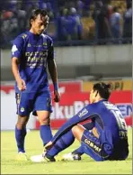  ?? RIANA SETIAWAN/RADAR BANDUNG ?? PAYAH: Gelandang Persib Hariono tertunduk lesu setelah timnya ditahan imbang Persela tadi malam.