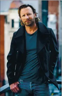  ?? PHOTO BY JIM WRIGHT ?? Country star Dierks Bentley says he wanted to put his money where his tour title is — “Beers on Me” — and buy each concertgoe­r a round, but “risk management” issues got in the way.